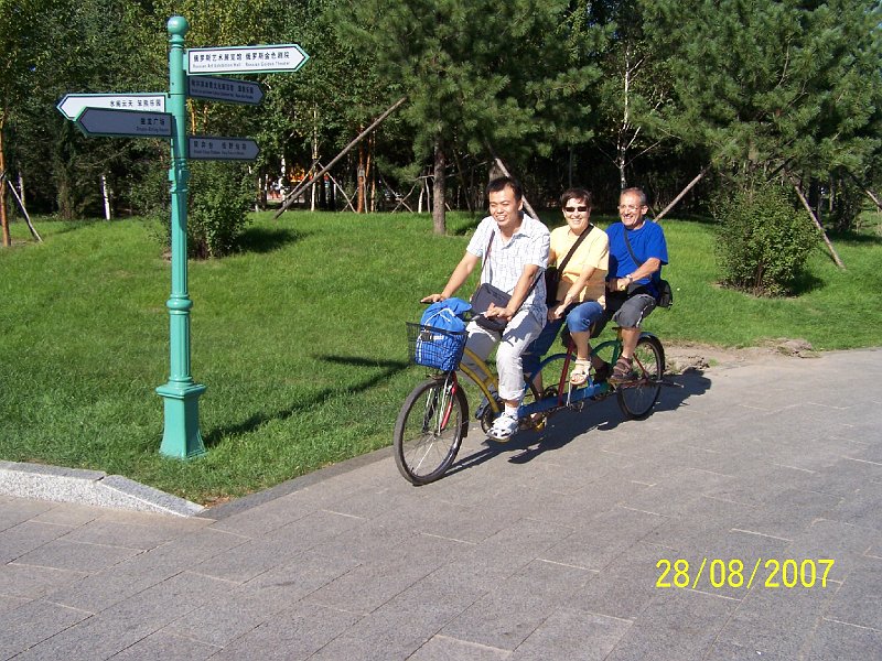 100_2827.JPG - Park má rozlohu 15 km2, to chce bicykel... ***** The parc has the area of 15 kms square, that requires a bike…