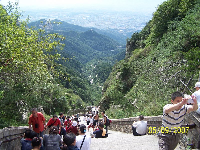 100_3463.JPG - Cesta dolu z hory Tajan, v pozad mesto Tajan. ***** Journey back down from the mount Tai, city Tai'an in the background.
